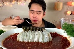 娱乐吃瓜酱摆摊视频,美食创业新潮流